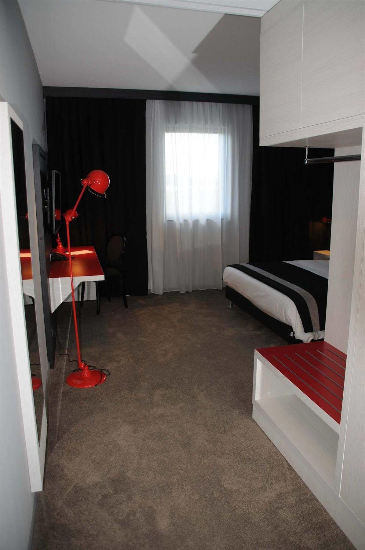 Hotel Des Lumieres Lyon Meyzieu Arena Stadium Buitenkant foto